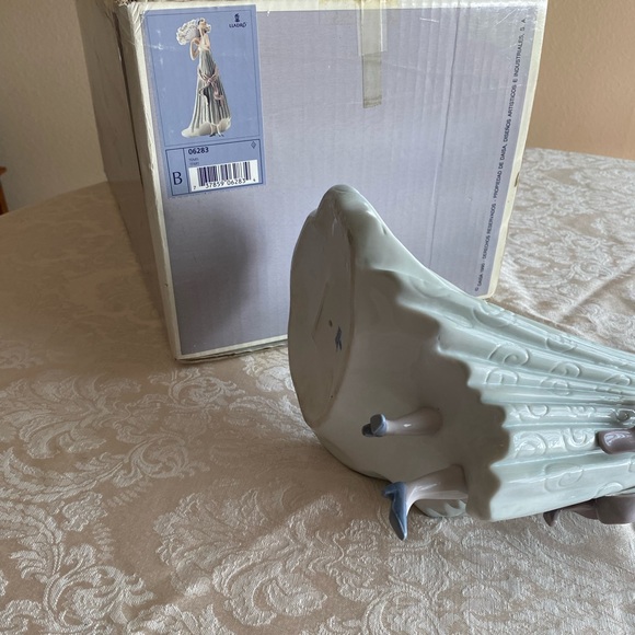 RETIRED 1998 ‘TEMIS LLADRO’ PORCELAIN FIGURINE- Item# 01006283 - Picture 11 of 14